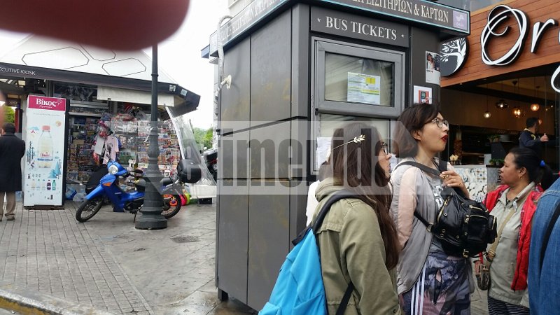 Τουρίστες... χαμένοι στο κέντρο της Αθήνας -Με τις βαλίτσες στα χέρια μέσα στη διαδήλωση [εικόνες] | iefimerida.gr 1