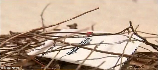 Ενα μαντιλάκι σε παραλία της Αυστραλίας: Το πρώτο σημάδι συντριβής του μοιραίου Boeing της Malaysia Airlines [εικόνες & βίντεο] | iefimerida.gr 0