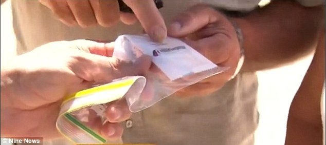 Ενα μαντιλάκι σε παραλία της Αυστραλίας: Το πρώτο σημάδι συντριβής του μοιραίου Boeing της Malaysia Airlines [εικόνες & βίντεο] | iefimerida.gr 1