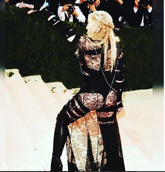 Το γυμνό είναι το νέο casual -Γιατί οι μεγάλες σταρ τα βγάζουν όλα στη φόρα [εικόνες] | iefimerida.gr 1