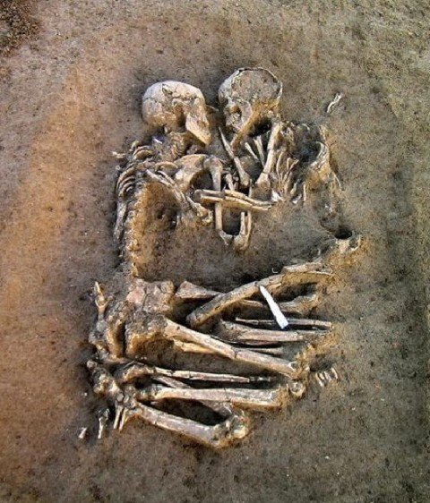 Οι αχώριστοι εραστές της Μάντοβα που έμειναν αγκαλιασμένοι για 6.000 χρόνια [εικόνες] | iefimerida.gr 2