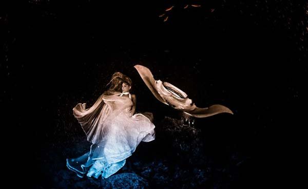 Χορεύοντας με τα σαλάχια: Αυστραλιανό μοντέλο σε υποβρύχιες φιγούρες [εικόνες] | iefimerida.gr 2