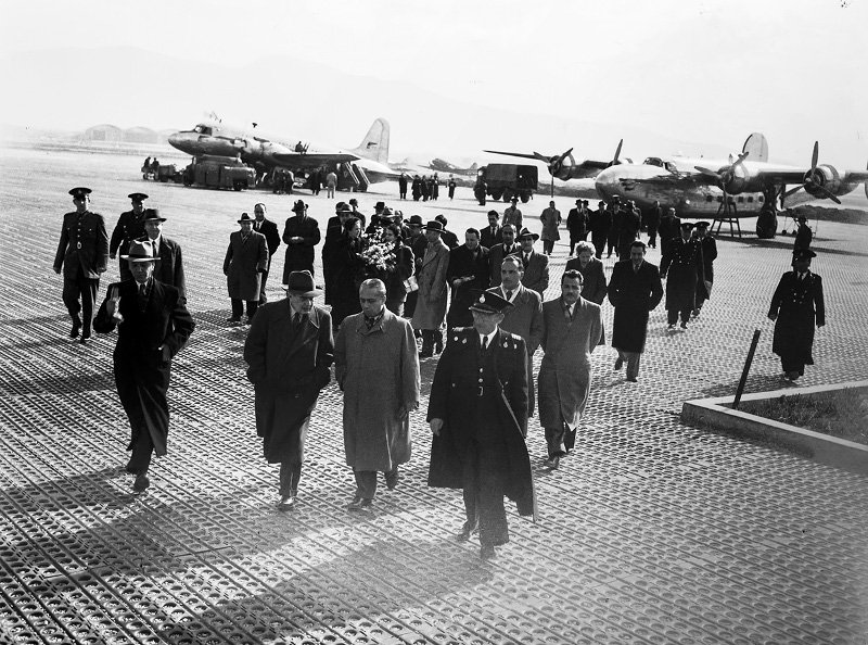 Στιγμιότυπο από την υποδοχή του Υπουργού Οικονομικών και Διοικητή της Τράπεζας της Ελλάδος Γεώργιου Μαντζαβίνου στο αεροδρόμιο της Αθήνας (1950)