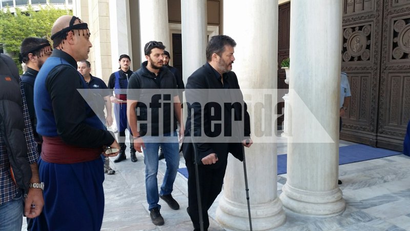 Βρακοφόροι από την Κρήτη στη Μητρόπολη Αθηνών αποχαιρετούν τον Κωνσταντίνο Μητσοτάκη [εικόνες] | iefimerida.gr 9