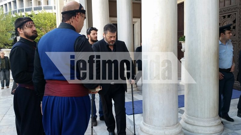 Βρακοφόροι από την Κρήτη στη Μητρόπολη Αθηνών αποχαιρετούν τον Κωνσταντίνο Μητσοτάκη [εικόνες] | iefimerida.gr 10