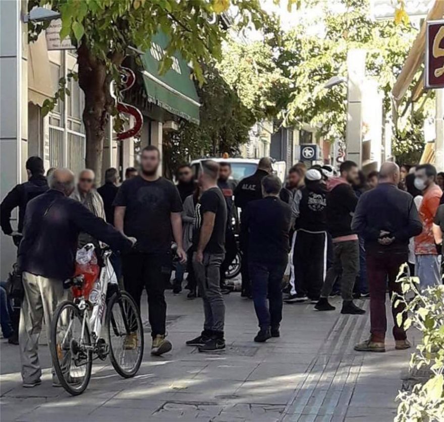 Άγρια συμπλοκή στην μέση του δρόμου.
