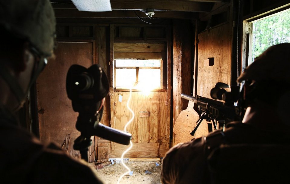 Σοκ: Αμερικανοί πεζοναύτες πίνουν αίμα φιδιού και τρώνε ερπετά σε άσκηση επιβίωσης [εικόνες] | iefimerida.gr 5