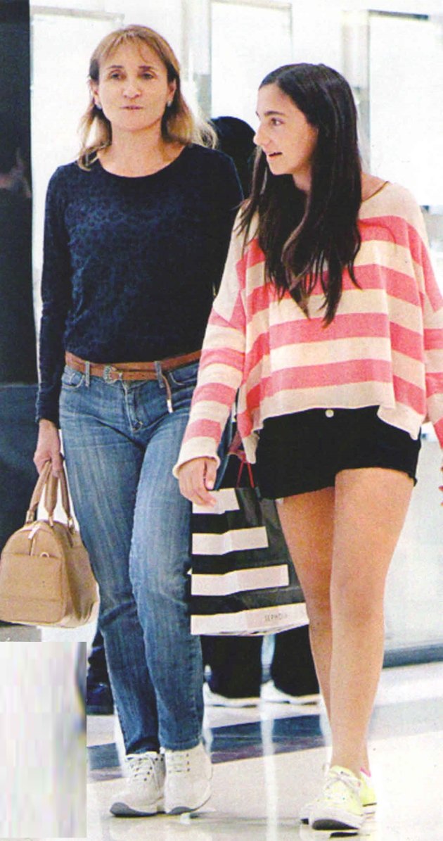 Η Μάρα Ζαχαρέα βγήκε βόλτα για ψώνια με την 13χρονη κόρη της Αννα [εικόνες] | iefimerida.gr 2