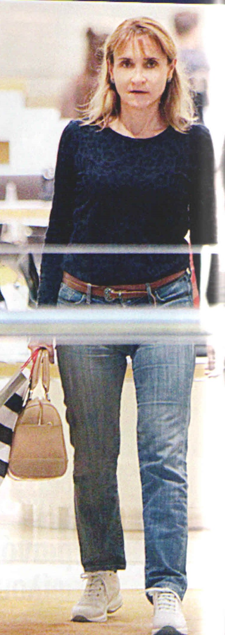 Η Μάρα Ζαχαρέα βγήκε βόλτα για ψώνια με την 13χρονη κόρη της Αννα [εικόνες] | iefimerida.gr 1