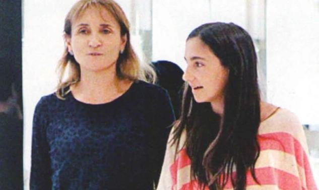 Η Μάρα Ζαχαρέα βγήκε βόλτα για ψώνια με την 13χρονη κόρη της Αννα [εικόνες] | iefimerida.gr 0