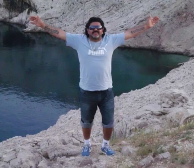 Επική γκάφα του Ρόμπι Γουίλιαμς -Ποζάρει αγκαλιά με τον Μαραντόνα που τελικά είναι... σωσίας [εικόνες] | iefimerida.gr 1