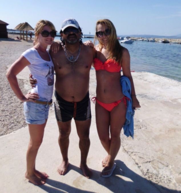 Επική γκάφα του Ρόμπι Γουίλιαμς -Ποζάρει αγκαλιά με τον Μαραντόνα που τελικά είναι... σωσίας [εικόνες] | iefimerida.gr 2