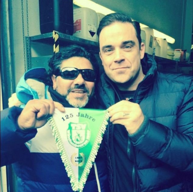 Επική γκάφα του Ρόμπι Γουίλιαμς -Ποζάρει αγκαλιά με τον Μαραντόνα που τελικά είναι... σωσίας [εικόνες] | iefimerida.gr 0