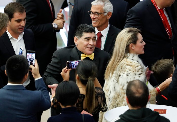 «Eκραξαν» τη σύντροφο του Ντιέγκο Μαραντόνα για τη γούνα που φορούσε [εικόνες] | iefimerida.gr 0