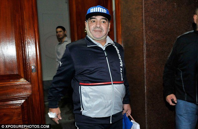 Ο Ντιέγκο Μαραντόνα το παράκανε: Με επίδεσμο και πρησμένο πρόσωπο έξω από κλινική πλαστικών [εικόνες] | iefimerida.gr 0