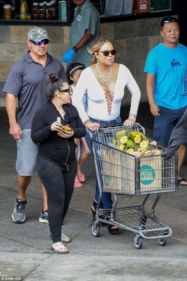 Η «έξαλλη» εμφάνιση της Μαράια Κάρεϊ -Για ψώνια με κορμάκι με αβυσσαλέο ντεκολτέ [εικόνες]  | iefimerida.gr 1