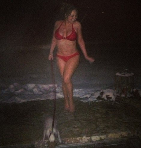 Η Μαράια Κάρεϊ δεν κολλάει πουθενά -Εκανε βόλτα στα χιόνια φορώντας μόνο το μπικίνι της [εικόνα] | iefimerida.gr 0