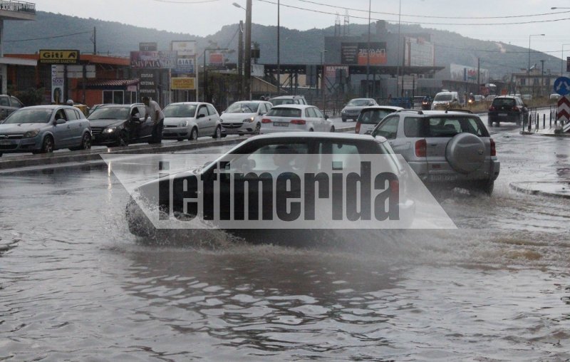 Τα αυτοκίνητα περνούσαν μέσα από τη... λίμνη