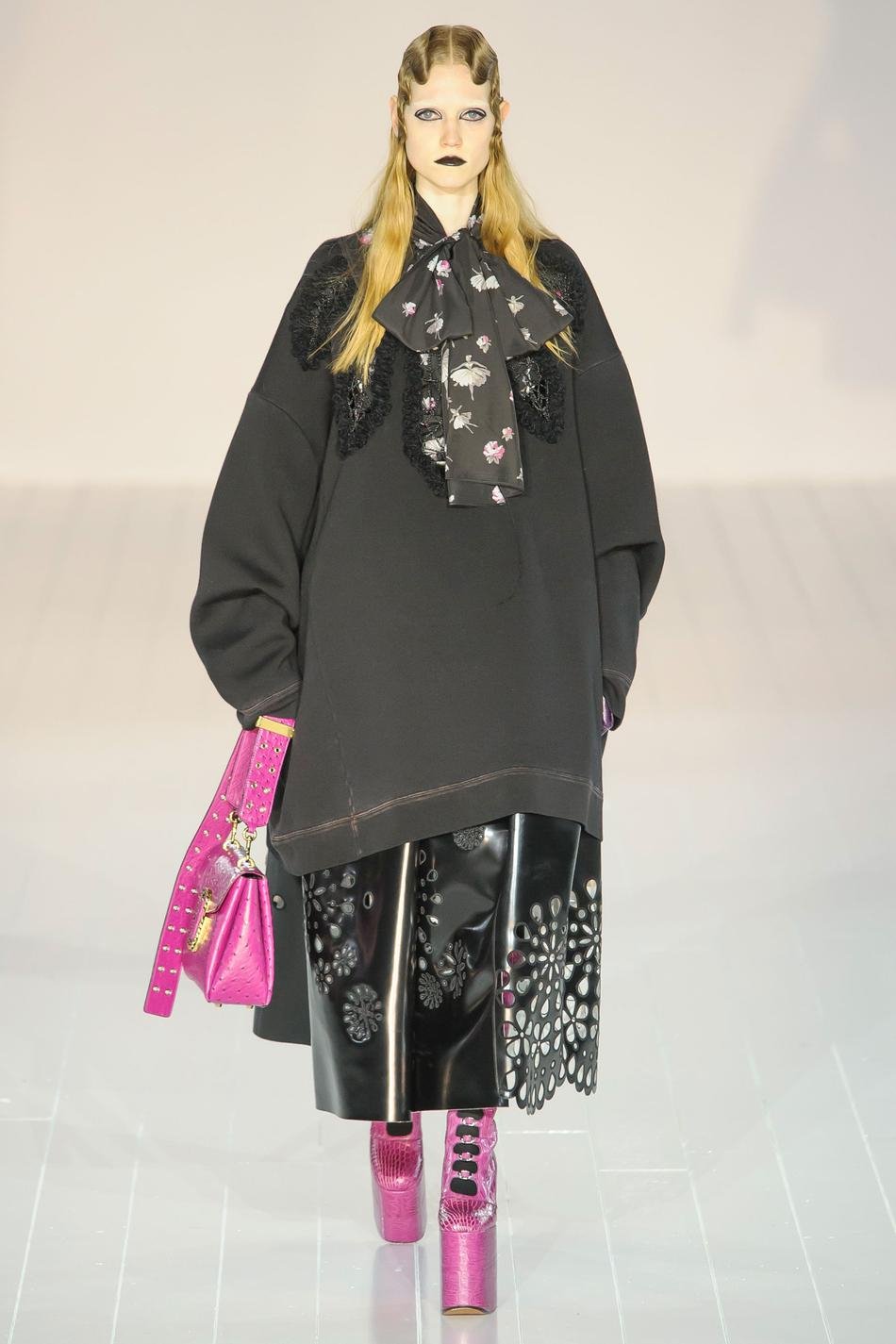 Η Lady Gaga έγινε και μοντέλο -Ανέβηκε στην πασαρέλα για τον Marc Jacobs [εικόνες] | iefimerida.gr 8