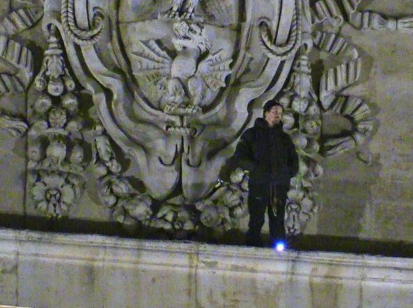 Ο άνδρας που πέρασε μια νύχτα σκαρφαλωμένος στο περβάζι πάνω από το παράθυρο του Πάπα [εικόνες] | iefimerida.gr 0