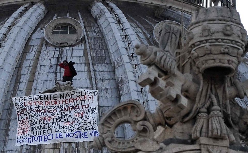 Ο άνδρας που πέρασε μια νύχτα σκαρφαλωμένος στο περβάζι πάνω από το παράθυρο του Πάπα [εικόνες] | iefimerida.gr 1