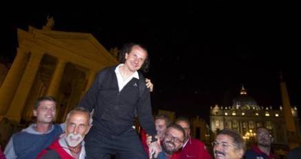 Ο άνδρας που πέρασε μια νύχτα σκαρφαλωμένος στο περβάζι πάνω από το παράθυρο του Πάπα [εικόνες] | iefimerida.gr 4