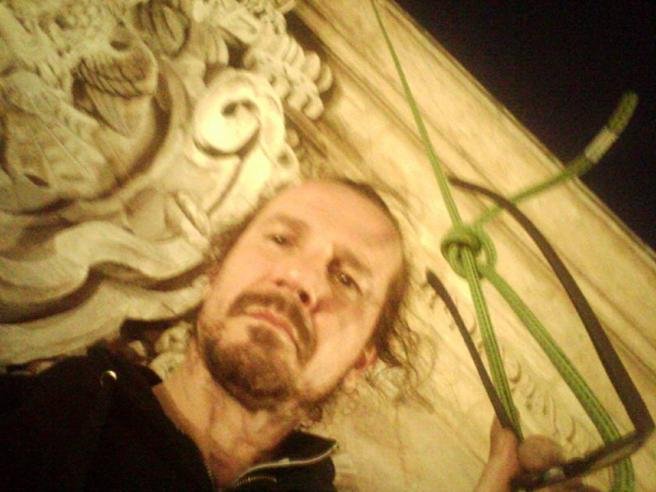 Ο άνδρας που πέρασε μια νύχτα σκαρφαλωμένος στο περβάζι πάνω από το παράθυρο του Πάπα [εικόνες] | iefimerida.gr 5