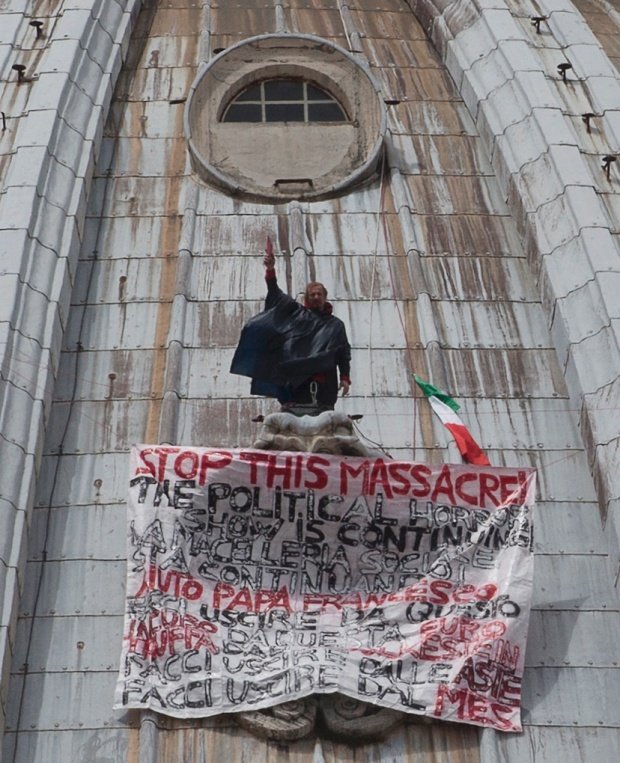 Ο άνδρας που πέρασε μια νύχτα σκαρφαλωμένος στο περβάζι πάνω από το παράθυρο του Πάπα [εικόνες] | iefimerida.gr 6