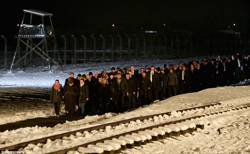 Oι επιζήσαντες του Αουσβιτς πέρασαν ξανά την πύλη του στρατοπέδου [εικόνες] | iefimerida.gr 6