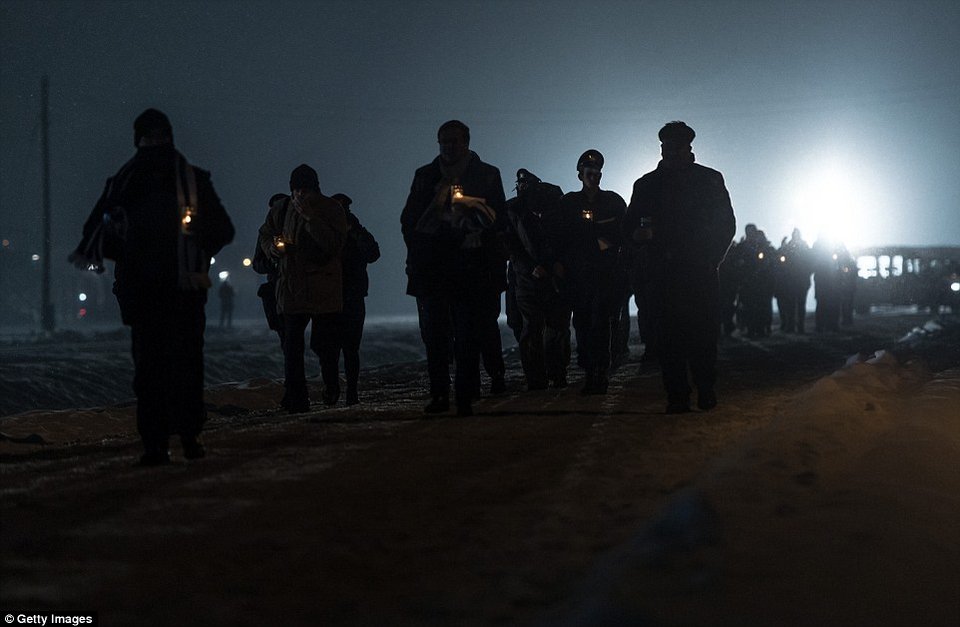 Oι επιζήσαντες του Αουσβιτς πέρασαν ξανά την πύλη του στρατοπέδου [εικόνες] | iefimerida.gr 8