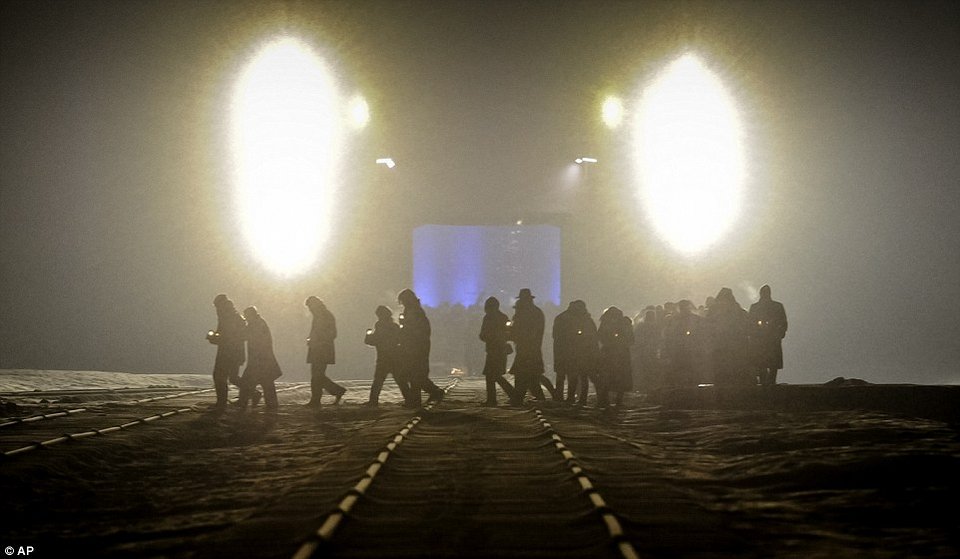 Oι επιζήσαντες του Αουσβιτς πέρασαν ξανά την πύλη του στρατοπέδου [εικόνες] | iefimerida.gr 9