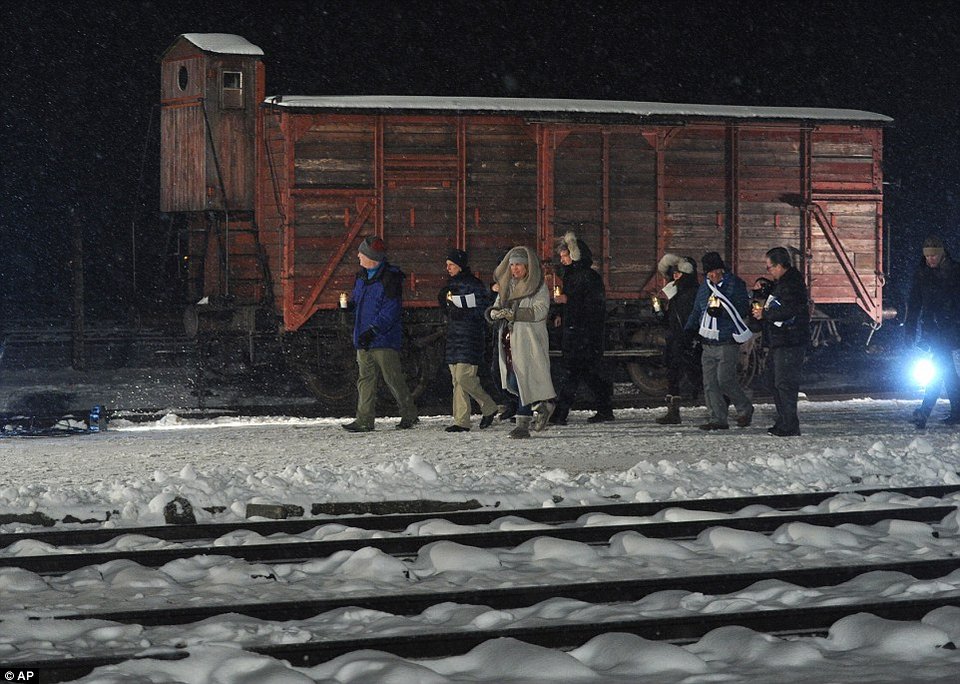 Oι επιζήσαντες του Αουσβιτς πέρασαν ξανά την πύλη του στρατοπέδου [εικόνες] | iefimerida.gr 5