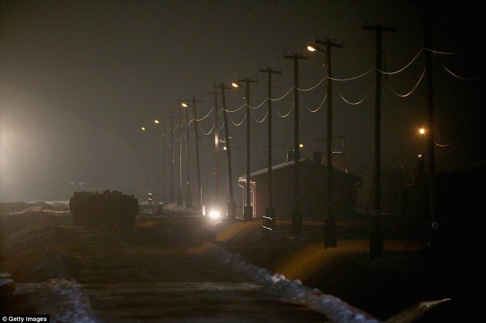 Oι επιζήσαντες του Αουσβιτς πέρασαν ξανά την πύλη του στρατοπέδου [εικόνες] | iefimerida.gr 4