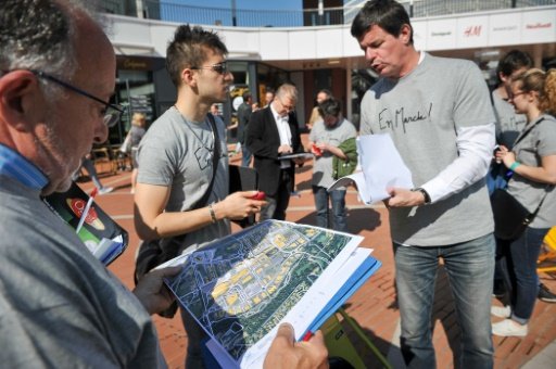 Τι έπαθε ο γάλλος υπουργός Εμανουέλ Μακρόν όταν βγήκε στο δρόμο να συναντήσει πολίτες [εικόνες+βίντεο] | iefimerida.gr 2