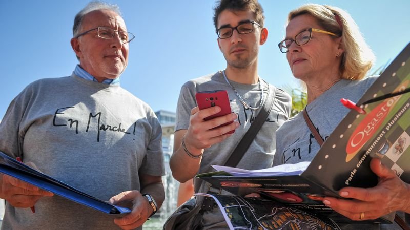 Τι έπαθε ο γάλλος υπουργός Εμανουέλ Μακρόν όταν βγήκε στο δρόμο να συναντήσει πολίτες [εικόνες+βίντεο] | iefimerida.gr 3