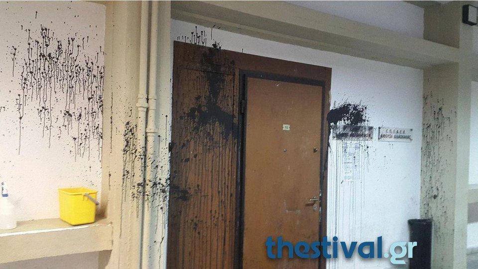 Επίθεση με τσεκούρι και μπογιές στο γραφείο του Δ. Μάρδα στη Θεσσαλονίκη [εικόνες] | iefimerida.gr 1