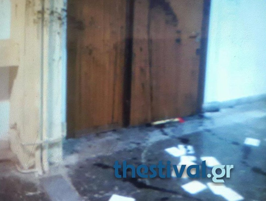 Επίθεση με τσεκούρι και μπογιές στο γραφείο του Δ. Μάρδα στη Θεσσαλονίκη [εικόνες] | iefimerida.gr 2