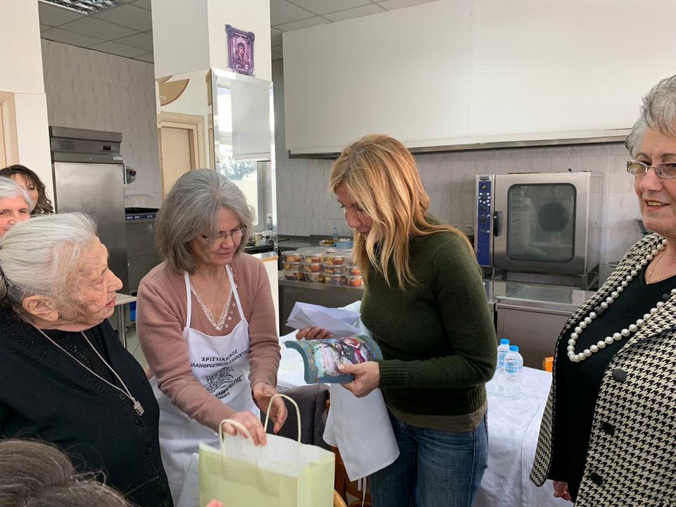 Κοζάνη: Στην κουζίνα με ποδιά η Μαρέβα Γκραμπόφσκι μαγειρεύει με εθελοντές [εικόνα]  | iefimerida.gr 1