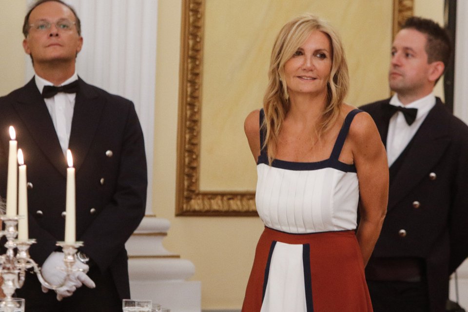 Ξανά με LV η Μπριζίτ: Με κατακόκκινο midi φόρεμα στο δείπνο -Απλές και εντυπωσιακές Περιστέρα, Μαρέβα [εικόνες] | iefimerida.gr 3