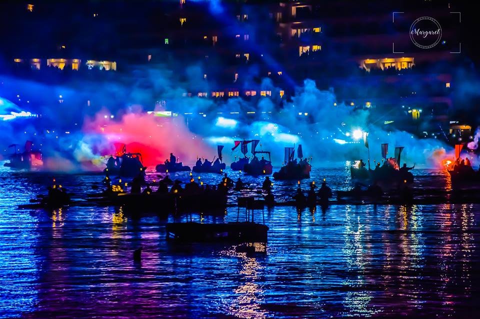 Ενα ξεχωριστό υπερθέαμα με πυροτεχνήματα, ηχητικά και οπτικά εφέ. Εναέριες και θαλάσσιες γιγάντιες φιγούρες, δεκάδες πλωτά και χιλιάδες καρναβαλιστών θα συνθέσουν ένα φαντασμαγορικό σκηνικό το Βράδυ της Κυριακής