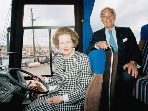 Στο σφυρί το αλεξίβομβο λεωφορείο της Μάργκαρετ Θάτσερ [εικόνες] | iefimerida.gr 0