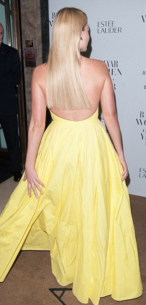 Οταν το στήθος της ξανθιάς πρωταγωνίστριας του Λύκου της Wall Street δραπέτευσε από το φόρεμά της [εικόνες] | iefimerida.gr 4