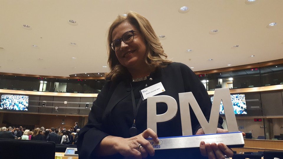 Η Μαρία Σπυράκη με το βραβείο