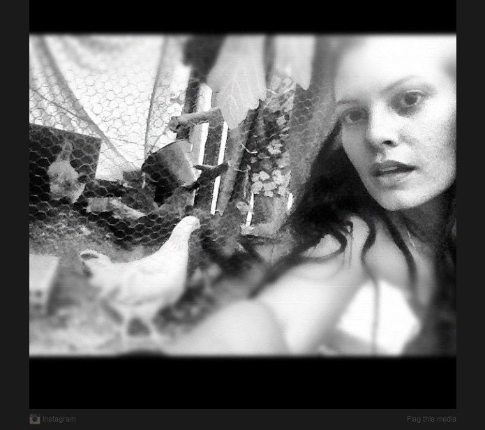 Διάσημη Ελληνίδα σεξοβόμβα φωτογραφίζεται σε… κοτέτσι! [εικόνες] | iefimerida.gr 1