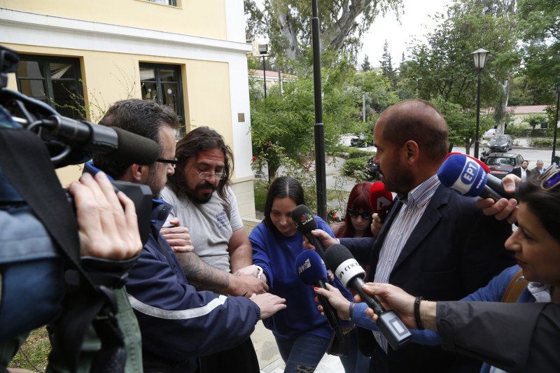 Με χειροπέδες στον εισαγγελέα οι γονείς της μικρής Μαρίας -Τους άσκησε ποινική δίωξη [εικόνες] | iefimerida.gr 1