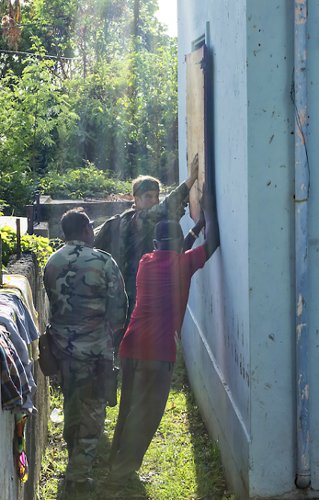 Ο κυκλώνας «Μαρία» σαρώνει την Καραϊβική -Τρέχουν να σώσουν τις περιουσίες τους [εικόνες] | iefimerida.gr 1