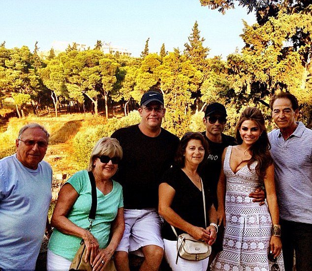 Αγκαλιά με άντρες της ΕΛΑΣ γιόρτασε τα γενέθλιά της η Μαρία Μενούνος [εικόνες]  | iefimerida.gr 3