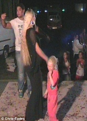 Η 4χρονη Μαρία χορεύει στον καταυλισμό των Ρομά -Νέο ντοκουμέντο που δημοσιεύει η Daily Mail [βίντεο-εικόνες] | iefimerida.gr 0