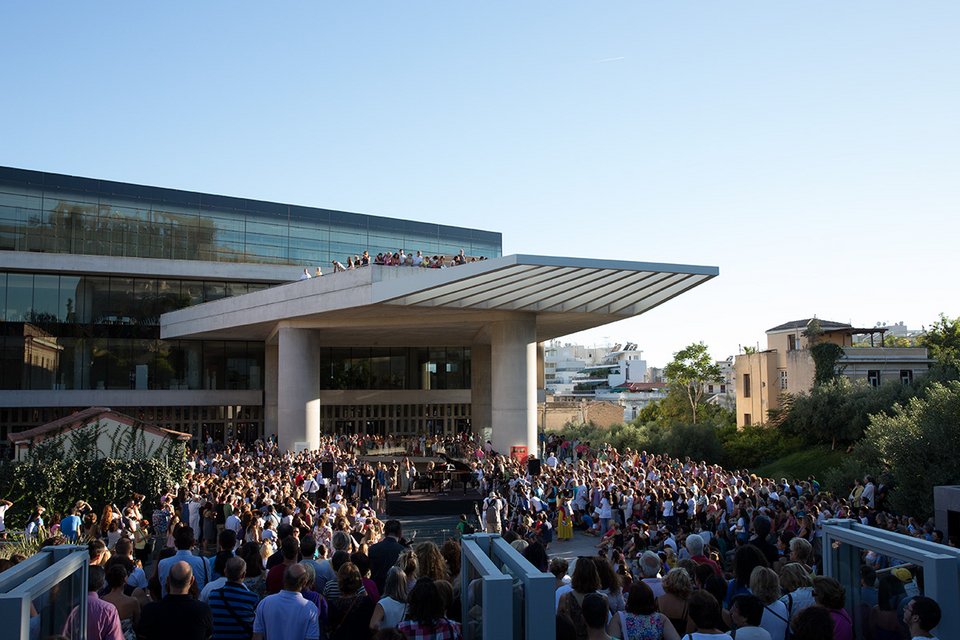 H Aθήνα υποκλίθηκε στη Λυρική και τη Μαρία Κάλλας: Ποτάμια συγκινημένων Αθηναίων κατέκλυσαν την πόλη [εικόνες] | iefimerida.gr 0