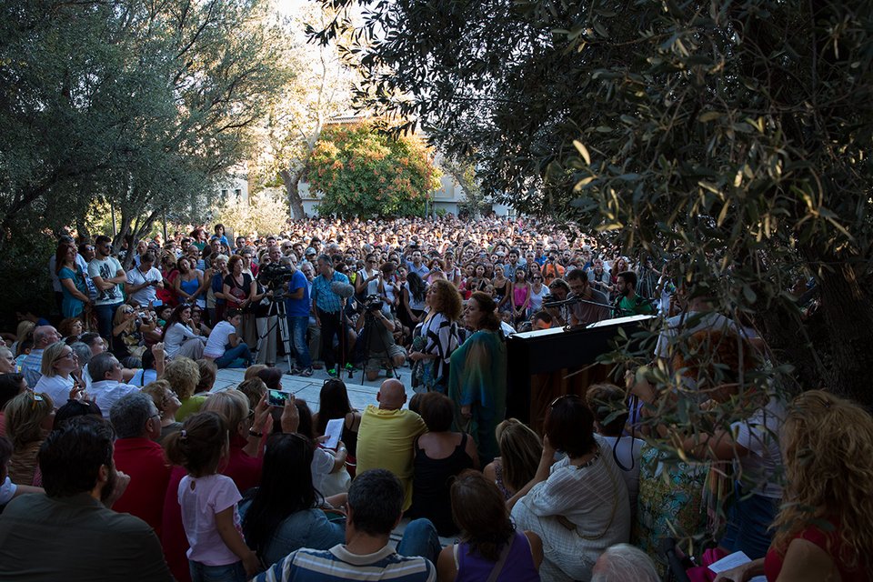 H Aθήνα υποκλίθηκε στη Λυρική και τη Μαρία Κάλλας: Ποτάμια συγκινημένων Αθηναίων κατέκλυσαν την πόλη [εικόνες] | iefimerida.gr 1